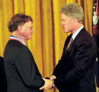 President Clinton presented Broecker with the National Medal of Science, the country&#039;s highest scientific award, in July 1996. Photo: Courtesy William J. Clinton Presidential Library
